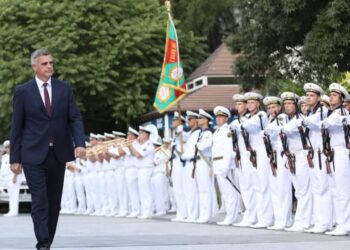 رئيس وزراء يانيف في فارناليس اعظم ثروة من الجيش وجيشنا البلغاري برجاله ونسائها من حاملي الزي العسكري