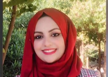 الفنانة التشكيلية تيسير كامل حسين فنانة لاتتقيد بالأسلوب  الأكاديمي لرسم بل تعبر بإحساسها