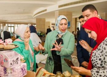 عالم الفن المطلق يمنح الجلالة العالمية الثوب المطرز بالفن التشكيلي والمشغولات اليدوية