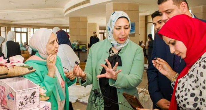 عالم الفن المطلق يمنح الجلالة العالمية الثوب المطرز بالفن التشكيلي والمشغولات اليدوية