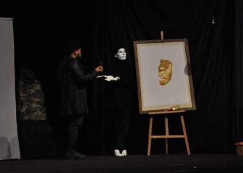 الناقدة والفنانة دوفاء كمالو تكتب مسرحية الرسام للفنان صبري ابو شعالة حضور إبداعي مدهش وحالة مغايرةمن الجمال القاسي العنيد