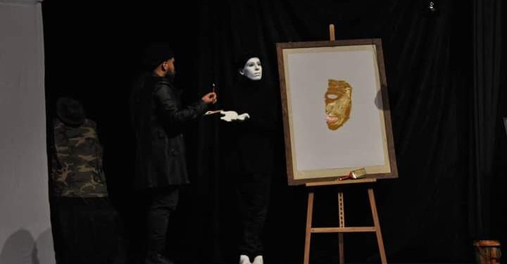 الناقدة والفنانة دوفاء كمالو تكتب مسرحية الرسام للفنان صبري ابو شعالة حضور إبداعي مدهش وحالة مغايرةمن الجمال القاسي العنيد