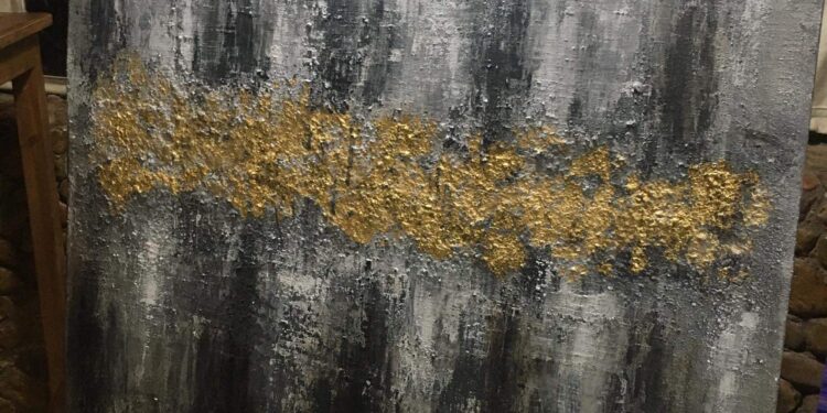 الفنانة آني روز افتتحت بالغردقة معرض السلام والأمل