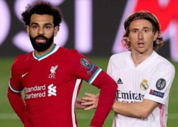 كرة نهاية دور الأبطال تحمل رسالة سلام بلغتين متابعة الحكم أباذر