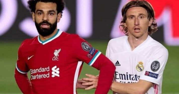 كرة نهاية دور الأبطال تحمل رسالة سلام بلغتين متابعة الحكم أباذر