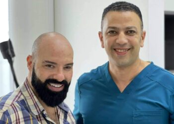 الفنان ماهر الشيخ والدكتور أحمد عبد السلام في المجمع الملكي الطبي في مسقط