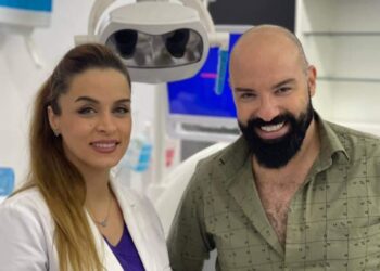 الفنان ماهر الشيخ والدكتورة ريم عجوري  في المجمع الملكي الطبي في  ولاية صحار