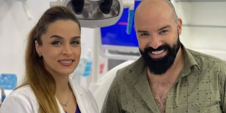 الفنان ماهر الشيخ والدكتورة ريم عجوري في المجمع الملكي الطبي في ولاية صحار