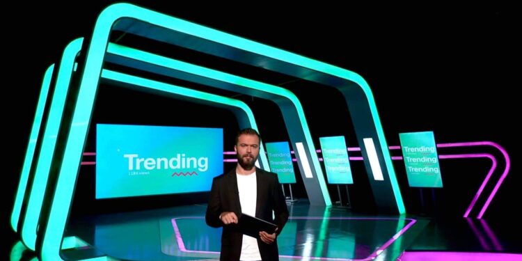 مذيع برنامج عالمكم د عبد الحميد حاج علي