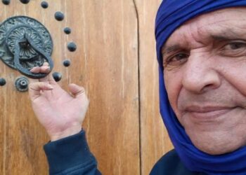 يوسف رزوقة يكتب في متعة أن تستمتع باللاشيءوانت إلى شباكك في دور الأعمى