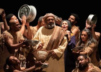 فرقة مسرح الشارقة تفوز بافضل عرض مسرحي في مهرجان الشارقة للمسرح الخليجي