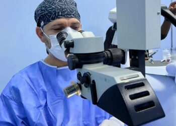 فريق الطبي لمستشفى بنغازي التعليمى لطب وجراحة العيون يجري عمليات جراحية بمدينة فزان