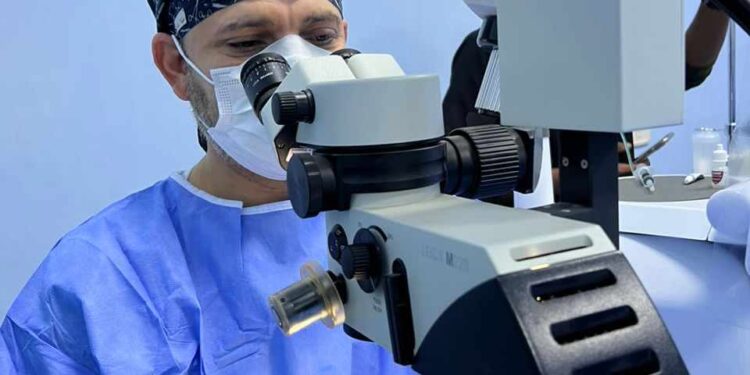 فريق الطبي لمستشفى بنغازي التعليمى لطب وجراحة العيون يجري عمليات جراحية بمدينة فزان