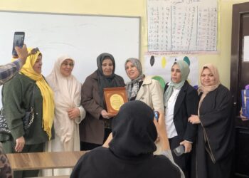 معلمى ومعلمات مدرسة الفعكات يكرمون مديرة المدرسة 