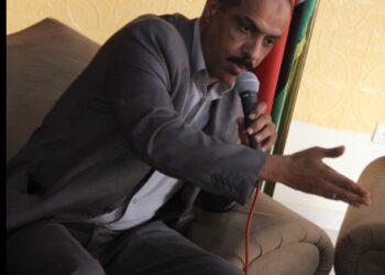 حلقة نقاش بمركز وهبي البوري الثقافي ” هويتنا تجمعنا”   ريم العبدلي -ليبيا   يستأنف مركز البوري الثقافي نشاطاته بحلقة نقاش تحت شعار ” هويتنا تجمعنا ” بحضور العديد من الأدباء والكتاب والإعلاميين والمهتمين بالشأن الثقافي ، هذا وقدم حلقة النقاش الشاعر احمد العبيدي  ، و تم من خلالها مناقشة العديد من محاور   هذا وقال السيد خالد العمامي مدير المركز :- انطلاقاً  من دورة الريادى من أجل خلق جيل واعي وبعد إجازة شهر رمضان المبارك بدء المركز استئناف نشاطه بحلقة نقاش بعنوان ” هويتنا تجمعنا” تأكيدا على أن هويتنا تجمعنا بكامل مكوناتها مركباتها فى ظل الظروف الراهنة  واضاف العمامي :- ها نحن اليوم دعينا كل نخبة  مدينة بنغازي من أدباء وشعراء وكتاب والمهتمين بالجانب الثقافي من خلال عدة محاور نؤكد على أن هويتنا هي التي تجمعنا