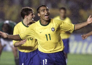 رماريو يعود لكرة القدم مجددا