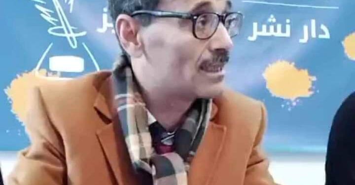 شاعر ترك سيجارته في منفضة الصالون ونام