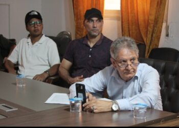 محاضرة توعوية حول ” الذكاء الاصطناعي واستخداماته – منافعه – أضراره    ريم العبدلي -ليبيا    اقيم بمقر منظمة شبيبة الحركة الوطنية بنغازى محاضرة توعوية حول ” الذكاء الاصطناعي واستخداماته – منافعه – أضراره    ألقاها الدكتور أحمد سعيد البرشة استهدفت الشباب المهتمين بالذكاء الاصطناعي ،  هذا وتحدث من خلال المحاضرة الدكتور أحمد البرشة عن البرامج المستخدمة من خلال الذكاء الاصطناعي وفق خبرات المتاحة ، كما تتطرق امكانية محاكاة العقل البشري وعمليات العليا للعقل من خلال التصنيف وتجديد القواعد والتجارب خاصة السابقة والتوقعات والخبرة السابقة  وصل البرشة حديثه عن أهمية الذكاء الاصطناعي وتغيرات التى تحدث بشكل سريع ، وعن الفوائد الكبيرة للذكاء الاصطناعي من خلال الوقت والجهد وتحقيق العديد من المنافع كا توظيف مهارات المستقبل  هذا وضح  الدكتور البرشة الاضرار الناجمة من خلال الذكاء الاصطناعي بتطبيقها بطرق غير صحيحة فى كافة مجالات الحياتية  وفي ختام المحاضرة فتح باب النقاش الحاضرين  مؤكد الدكتور أحمد البرشة بأن محاضرة الذكاء الاصطناعي تأتي ضمن الخطة التى تعمل من خلالها منظمة شبيبة الحركة الوطنية بإقامة العديد من المحاضرات التوعوية