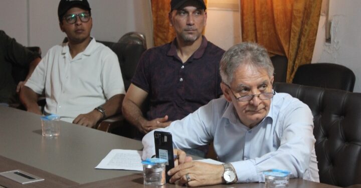 محاضرة توعوية حول ” الذكاء الاصطناعي واستخداماته – منافعه – أضراره    ريم العبدلي -ليبيا    اقيم بمقر منظمة شبيبة الحركة الوطنية بنغازى محاضرة توعوية حول ” الذكاء الاصطناعي واستخداماته – منافعه – أضراره    ألقاها الدكتور أحمد سعيد البرشة استهدفت الشباب المهتمين بالذكاء الاصطناعي ،  هذا وتحدث من خلال المحاضرة الدكتور أحمد البرشة عن البرامج المستخدمة من خلال الذكاء الاصطناعي وفق خبرات المتاحة ، كما تتطرق امكانية محاكاة العقل البشري وعمليات العليا للعقل من خلال التصنيف وتجديد القواعد والتجارب خاصة السابقة والتوقعات والخبرة السابقة  وصل البرشة حديثه عن أهمية الذكاء الاصطناعي وتغيرات التى تحدث بشكل سريع ، وعن الفوائد الكبيرة للذكاء الاصطناعي من خلال الوقت والجهد وتحقيق العديد من المنافع كا توظيف مهارات المستقبل  هذا وضح  الدكتور البرشة الاضرار الناجمة من خلال الذكاء الاصطناعي بتطبيقها بطرق غير صحيحة فى كافة مجالات الحياتية  وفي ختام المحاضرة فتح باب النقاش الحاضرين  مؤكد الدكتور أحمد البرشة بأن محاضرة الذكاء الاصطناعي تأتي ضمن الخطة التى تعمل من خلالها منظمة شبيبة الحركة الوطنية بإقامة العديد من المحاضرات التوعوية