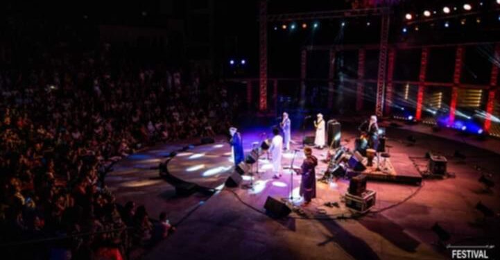 الطوارق يخطفون جمهور مسرح الحمامات من البحر إلى الصحراء