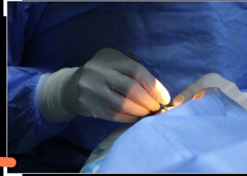 انهاء الطبيب الزائر عمليات القرنية بمستشفي بنغازي التعليمي لطب وجراحة العيون