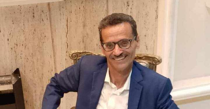 يد على الخاصرة