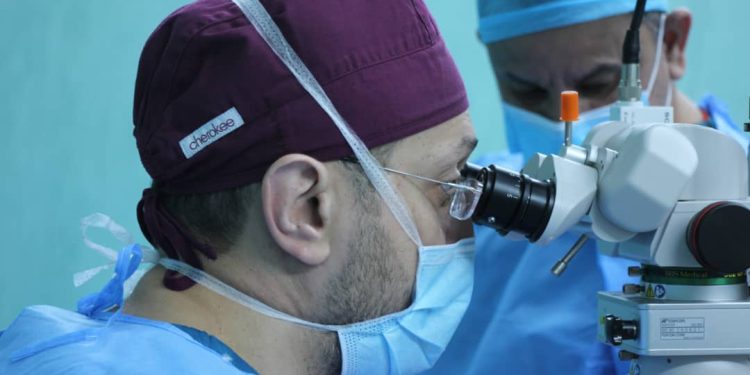 الفريق الطبي الزائر بمستشفى بنغازي التعليمي لطب وجراحة العيون يجرى العديد من عمليات زراعة القرنية 