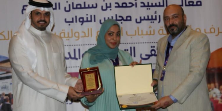 الدكتورة رسمية الربابي تقدم ورقة تدريبية تحاكي العمق الانساني وتمكين الذات في ملتقى التدريب والمدربين متابعة محمد نبراس العميسي