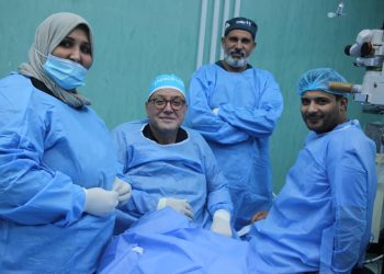 البروفيسور الزائر سمير البحث يجري العديد من عمليات الجراحية الشبكية بمستشفى بنغازي التعليمي لطب وجراحة العيون 