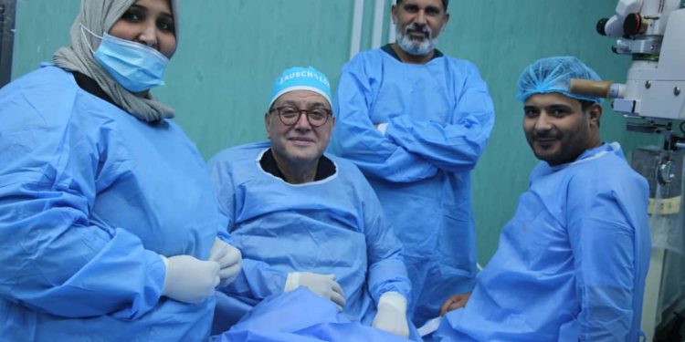 البروفيسور الزائر سمير البحث يجري العديد من عمليات الجراحية الشبكية بمستشفى بنغازي التعليمي لطب وجراحة العيون 