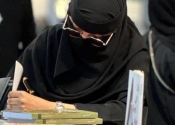 غَزَّةُ… أُنثى تُرَبِّي النُّورَ فِي الظُّلْمَةِ