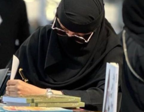 غَزَّةُ… أُنثى تُرَبِّي النُّورَ فِي الظُّلْمَةِ