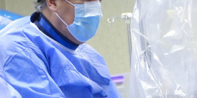 إجراء عملية جراحية لجلطة دماغية بمدينة طرابلس 