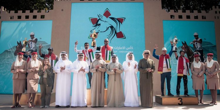 زايد بن حمد آل نهيان يتوج الفائزين بكأس الإمارات للخيول العربية للقدرة